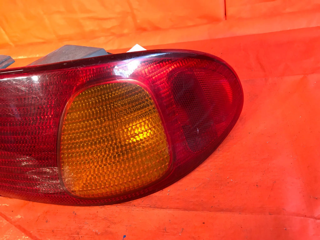 OEM 2000 00 TOYOTA COROLLA PASSENGER RIGHT TAIL LIGHT OUTER LAMP R RH3