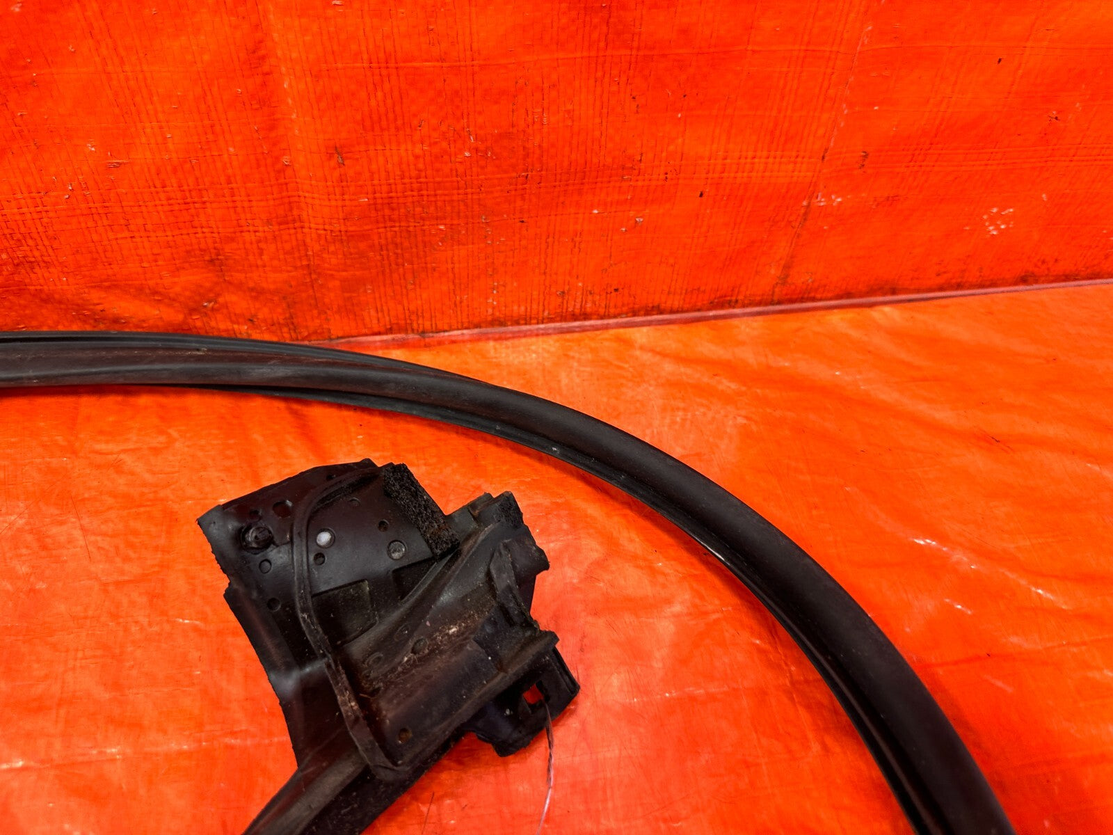 FRS BRZ & 86   DRIVER LEFT   LOWER DOOR MOUNTED WEATHER STRIP RUBBER GASKET 2935