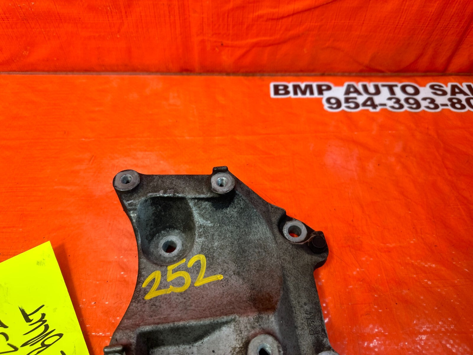 97 01 HONDA PRELUDE   HVAC AIR CONDITIONING AC COMPRESSOR PUMP BRACKET   OEM 2525