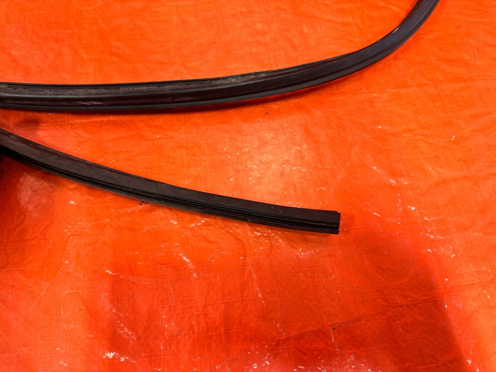 08 14 SUBARU IMPREZA WRX WAGON PASSENGER RIGHT REAR WINDOW GLASS RUN CHANNEL 28311