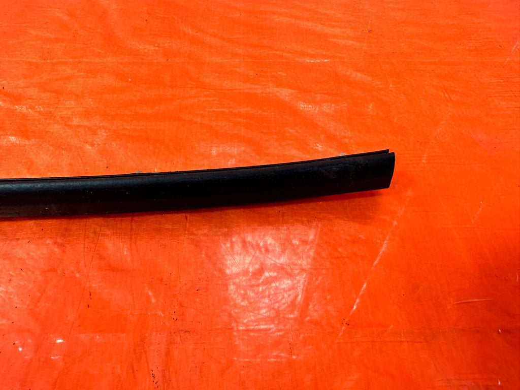 92 96 HONDA PRELUDE   LEFT OR RIGHT   LOWER DOOR SEAL WEATHER STRIP   OEM #273 18