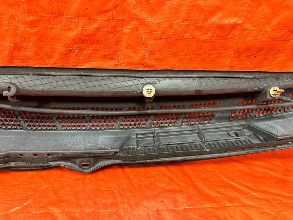 06 11 CIVIC 4D SEDAN   CENTER WINDSHIELD WIPER COWL TRIM PLASTIC OE OEM FLAW 3009