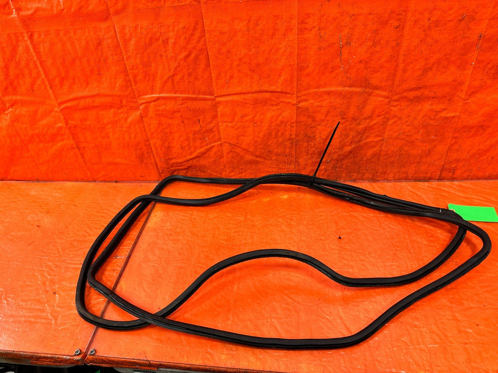 90 91 HONDA CIVIC HATCHBACK   LEFT & RIGHT  QUARTER GLASS WEATHER STRIP OEM 3177