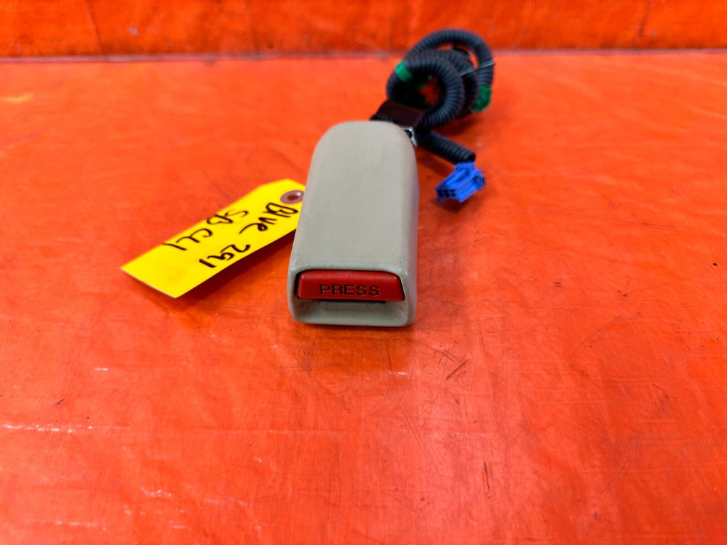 04 05 ACURA TSX   PASSENGER RIGHT   FRONT   SEAT BELT CLIP BUCKLE   OEM #2911