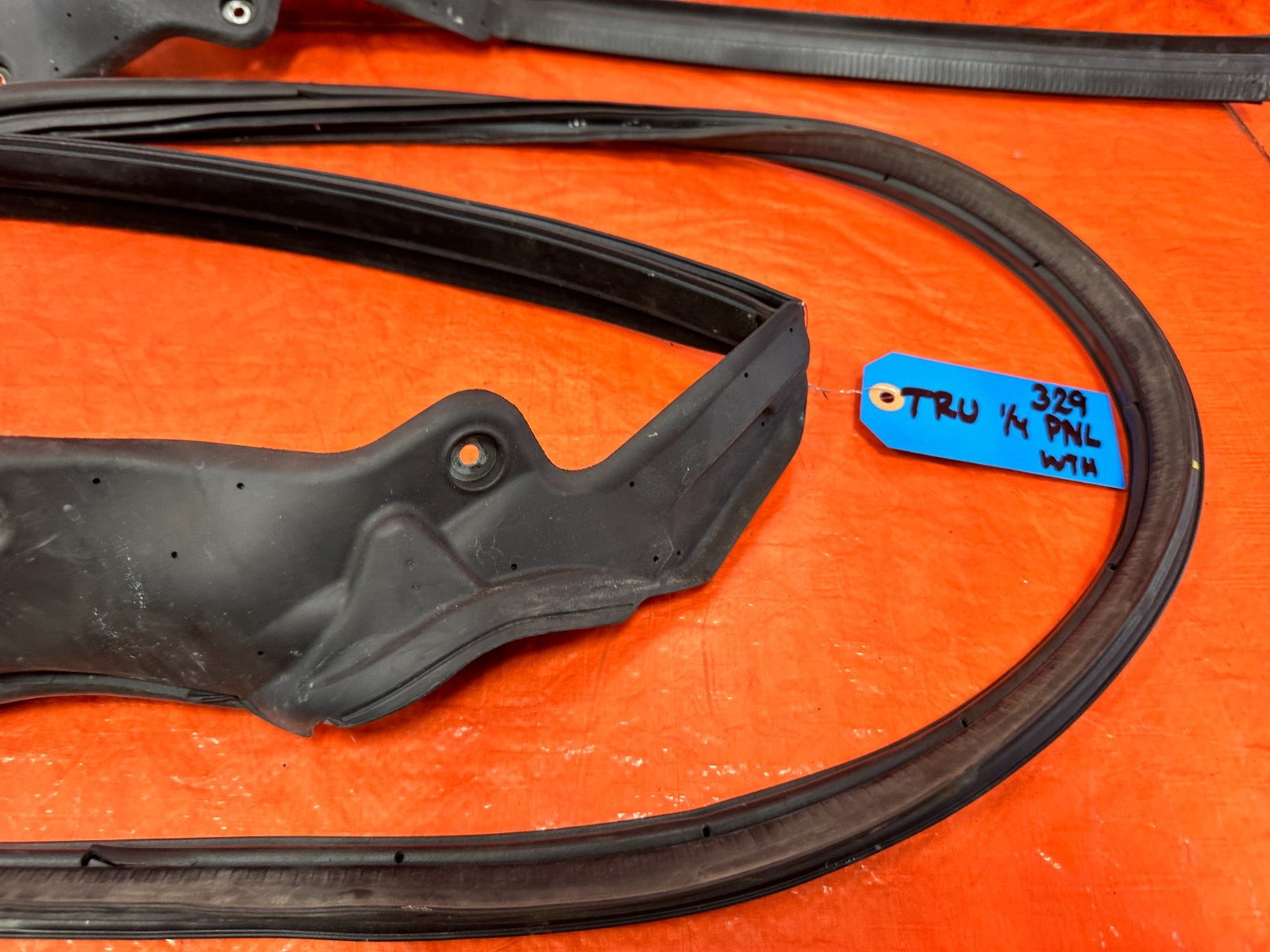 09 15 INFINITI G37 CONVERTIBLE REAR CONVERTIBLE TOP WEATHER STRIP RUBBER GASKET7