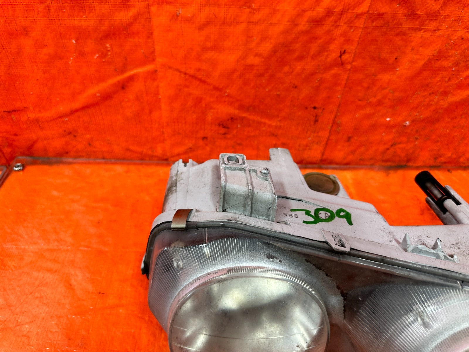 94 97 ACURA INTEGRA HEADLIGHTS HEADLAMPS   LEFT AND RIGHT HEADLIGHT SET OEM 3098