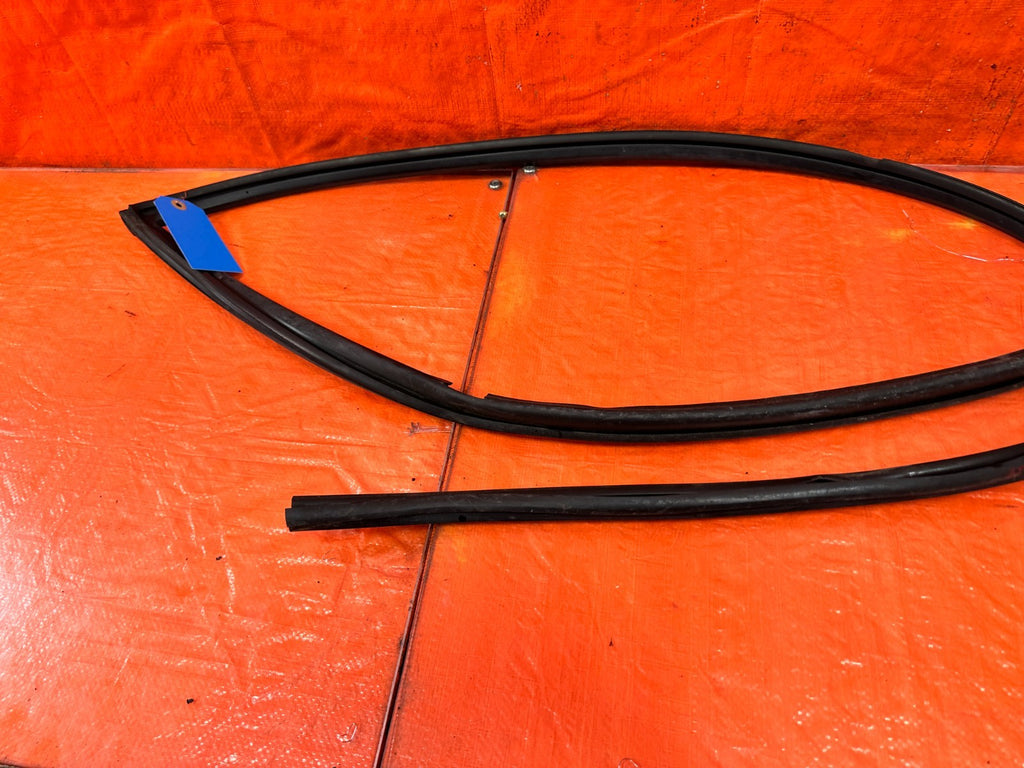 96 00 HONDA CIVIC COUPE   RIGHT WINDOW GLASS DOOR RUN CHANNEL   OEM 3191