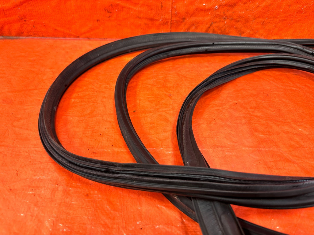 94 01 ACURA INTEGRA 2D TAIL GATE TRUNK HATCH LATCH WEATHER TRIM STRIP MOLDING 096