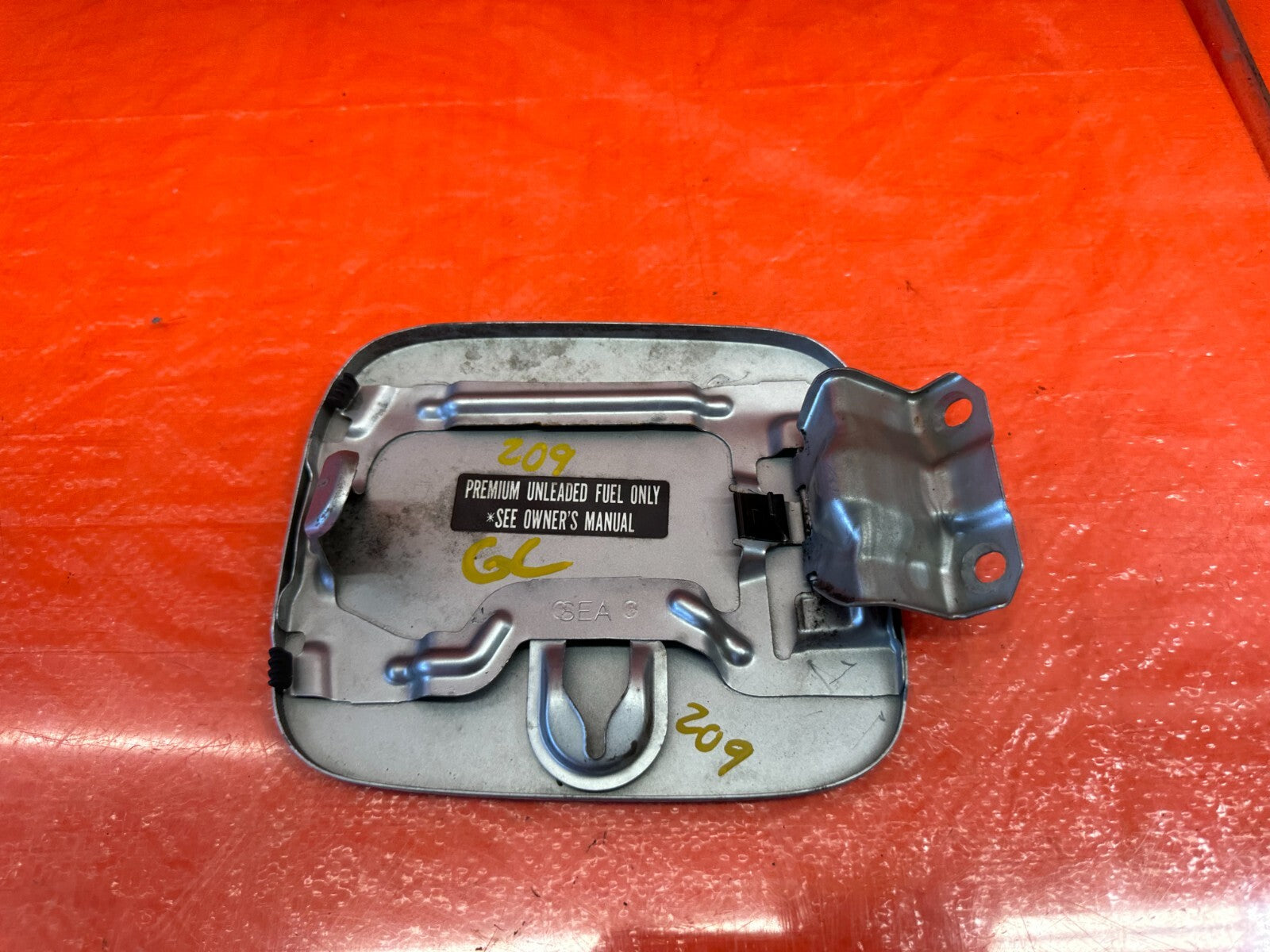 04 08 ACURA TSX   GASOLINE GAS FUEL LID COVER   SILVER   OEM FACTORY #2097