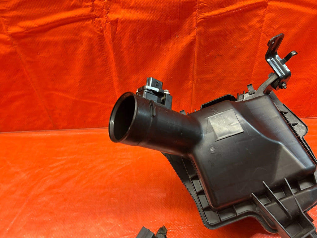 08 10 INFINITI G37 S SPORT   RIGHT   FACTORY AIR INTAKE FILTER BOX HOUSING   OEM5