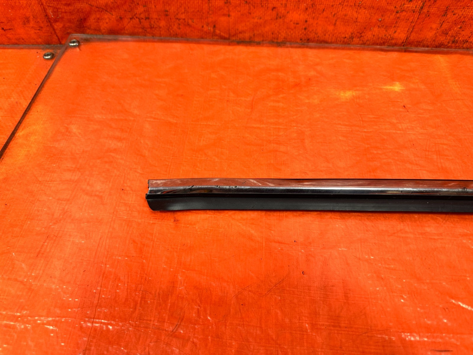 09 15 INFINITI G37 CONVERTIBLE   RIGHT REAR EXTERIOR WINDOW GLASS TRIM   OEM 3294
