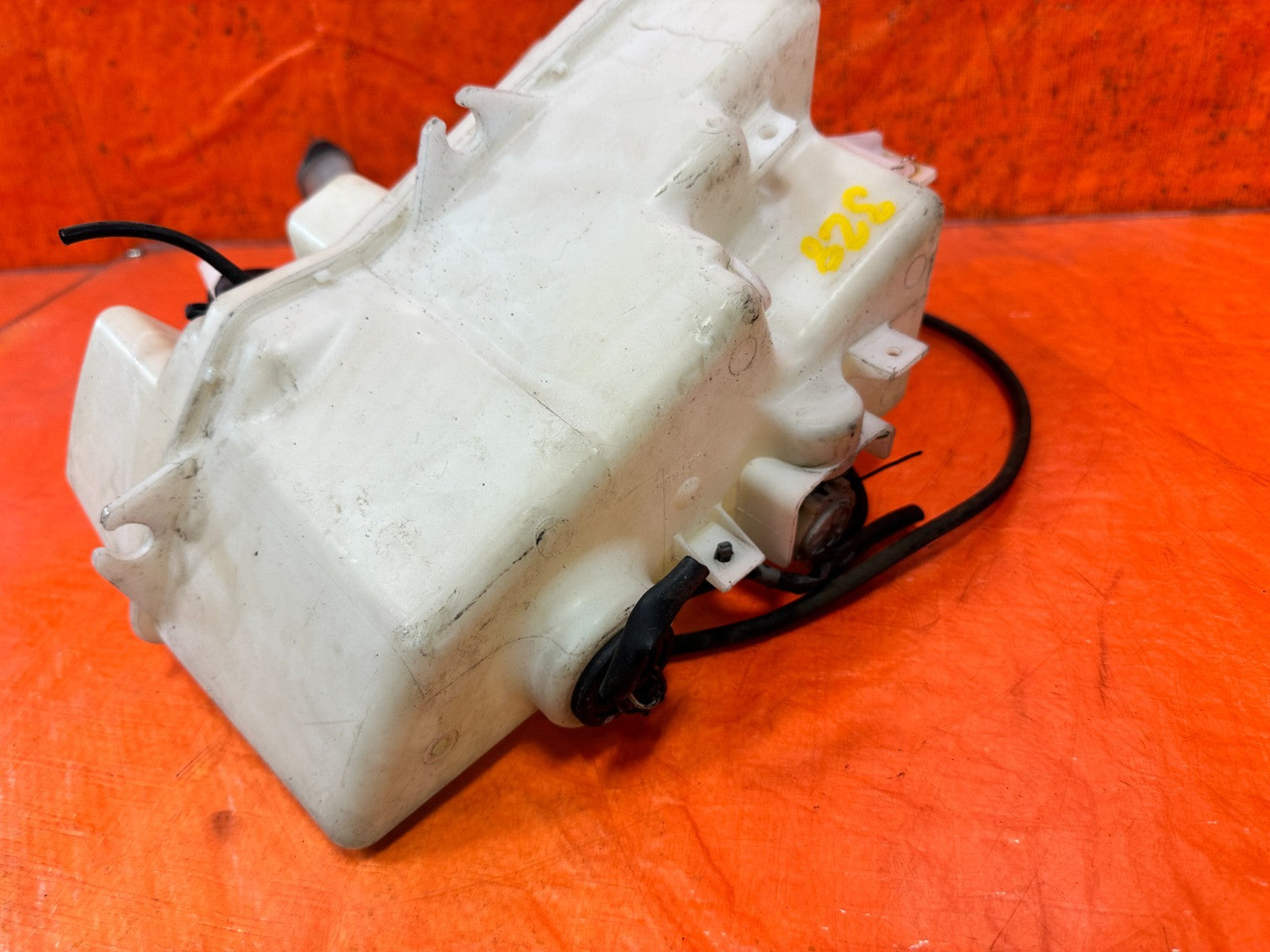 08 15 INFINITI G37 COUPE   WINDSHIELD WIPER RESERVOIR TANK W/ MOTOR    OEM 3285