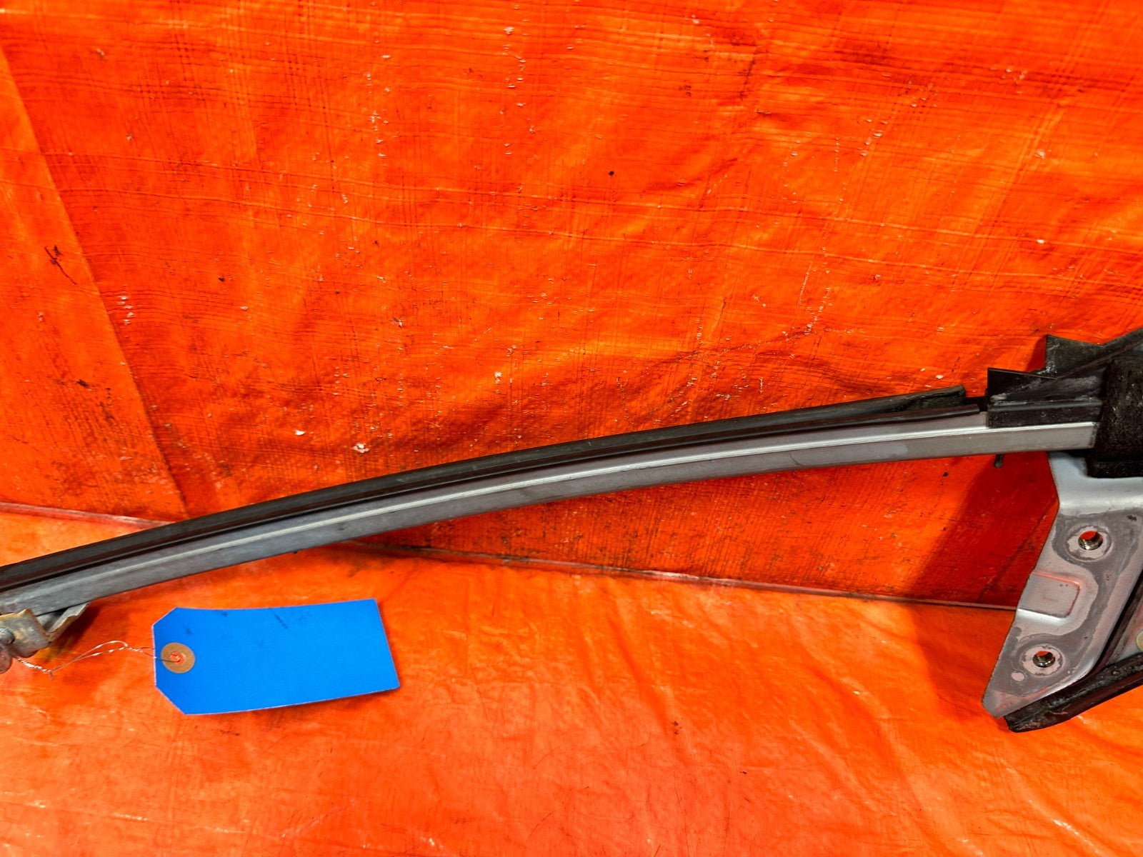 09 15 INFINITI G37 CONVERTIBLE   DRIVER LEFT   DOOR SASH GUIDE TRIANGLE OEM 3106