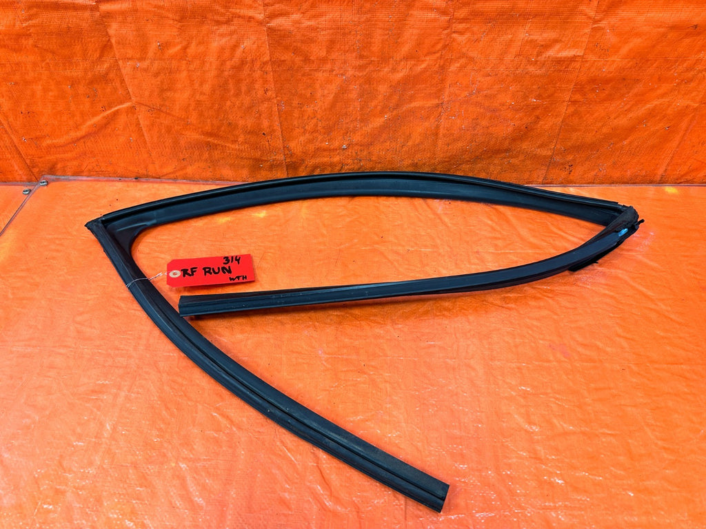 14 21 INFINITI Q50   PASSENGER RIGHT FRONT WINDOW GLASS RUN CHANNEL   OEM #3150