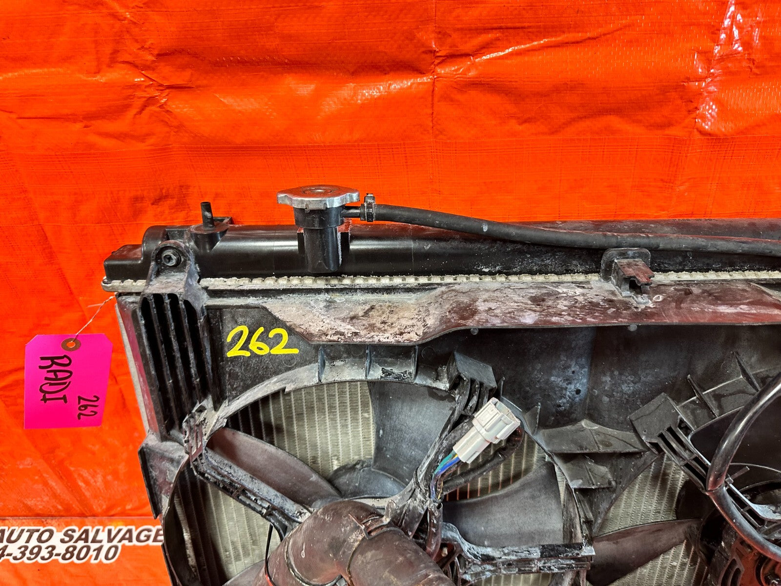 03 07 NISSAN 350Z   AUTOMATIC RADIATOR W/ FANS AND HOSES   1 FAN BAD THO OEM 26211
