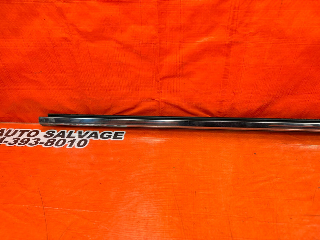 14 20 INFINITI Q50   PASSENGER RIGHT FRONT EXTERIOR WINDOW GLASS TRIM   OEM #1138