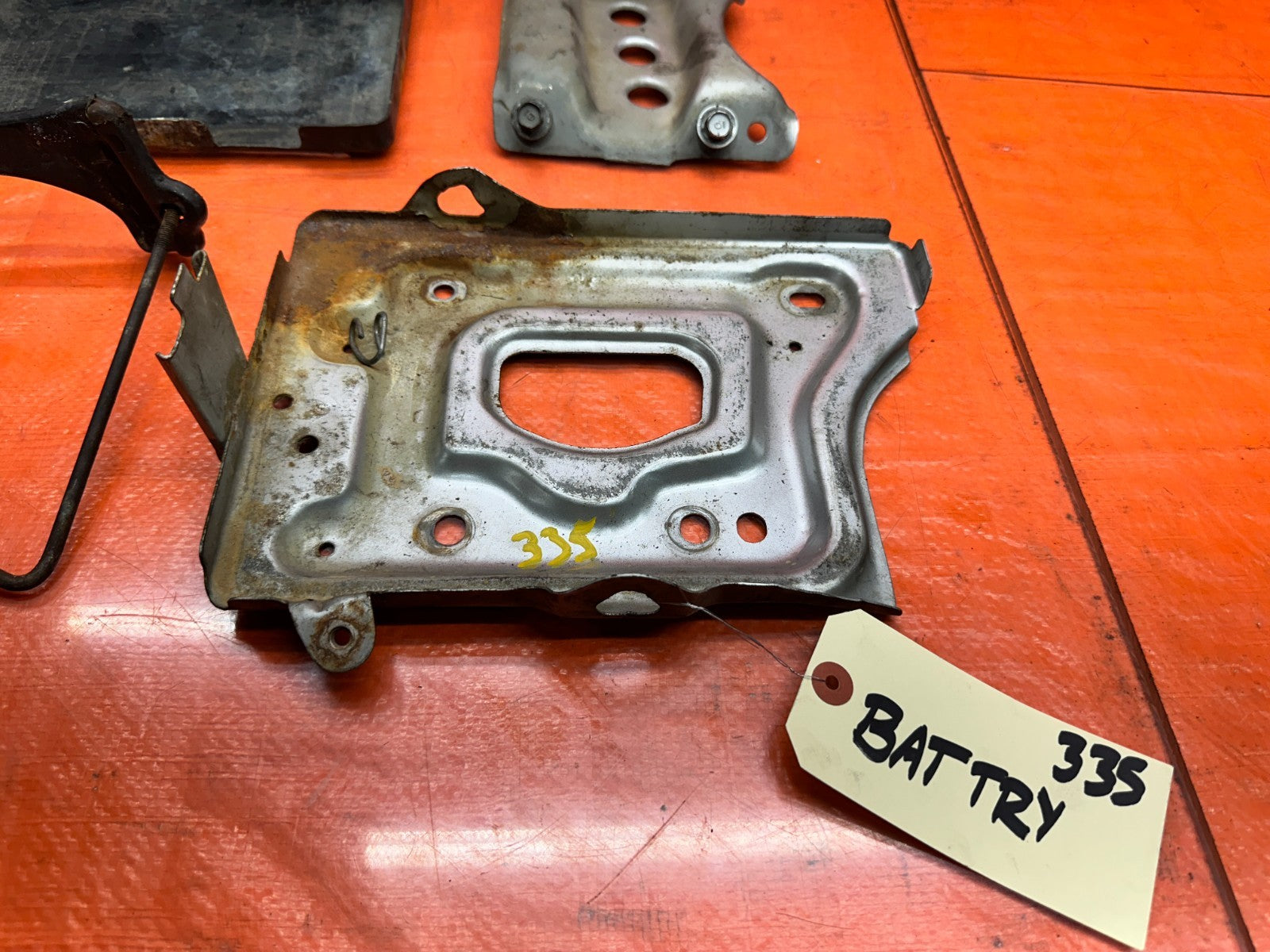 97 01 HONDA PRELUDE 2.2L BATTERY TRAY HOLD DOWN MOUNT BRACKET BASE OEM #3356