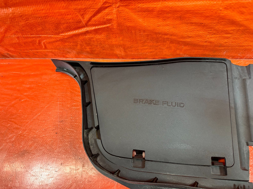 08 15 INFINITI G37 COUPE & CONVERTIBLE   BRAKE FLUID COVER PLASTIC TRIM OEM 2324