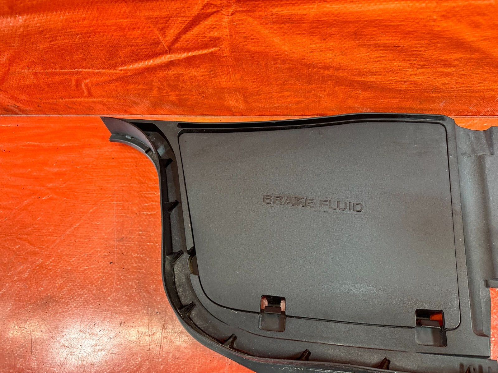 08 15 INFINITI G37 COUPE & CONVERTIBLE   BRAKE FLUID COVER PLASTIC TRIM OEM 2324