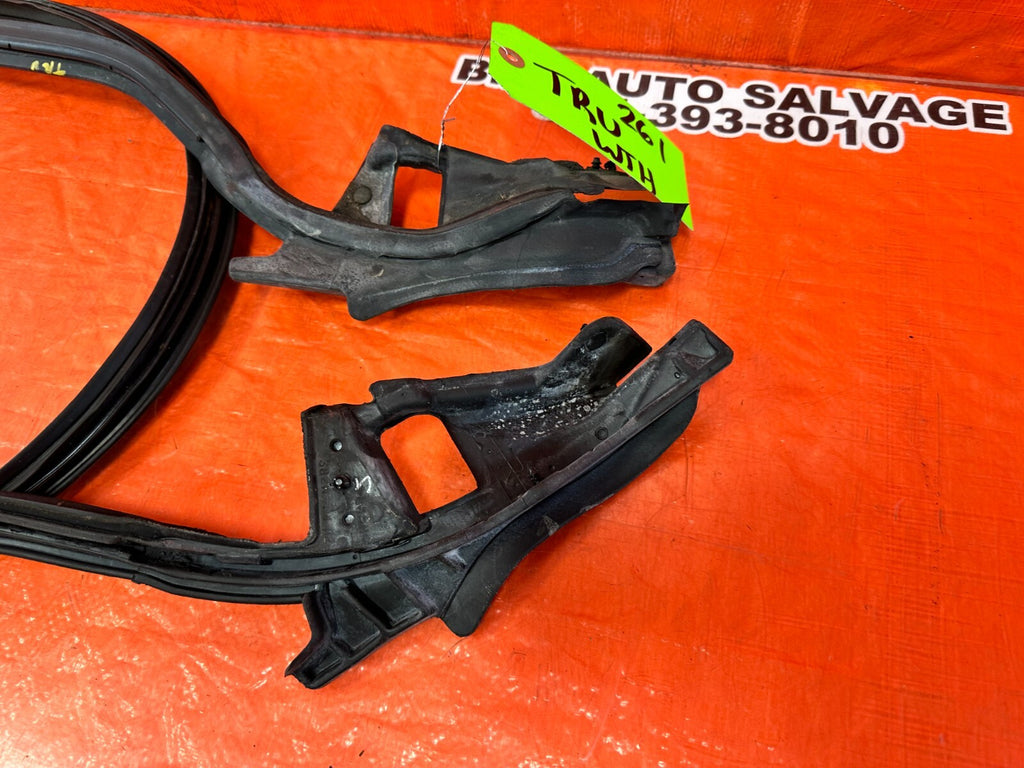 02 10 LEXUS SC430   REAR CONVERTIBLE TOP WEATHER STRIP RUBBER GASKET   OEM #2614