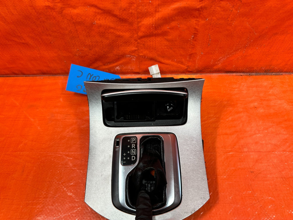 08 09 INFINITI G37 2D COUPE   AUTOMATIC SHIFTER TRIM AND BOOT   OEM 3209