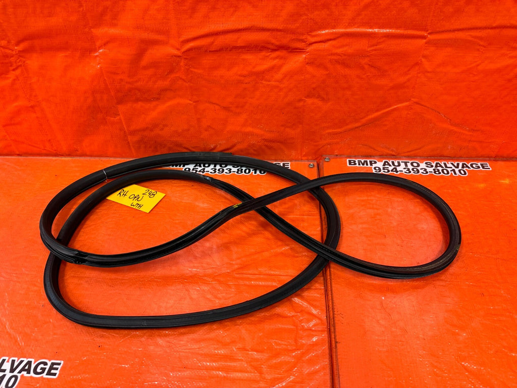 08 15 INFINITI G37 Q60 COUPE   CHASSIS TO DOOR OPEN TRIM WEATHER STRIP RIGHT 2480