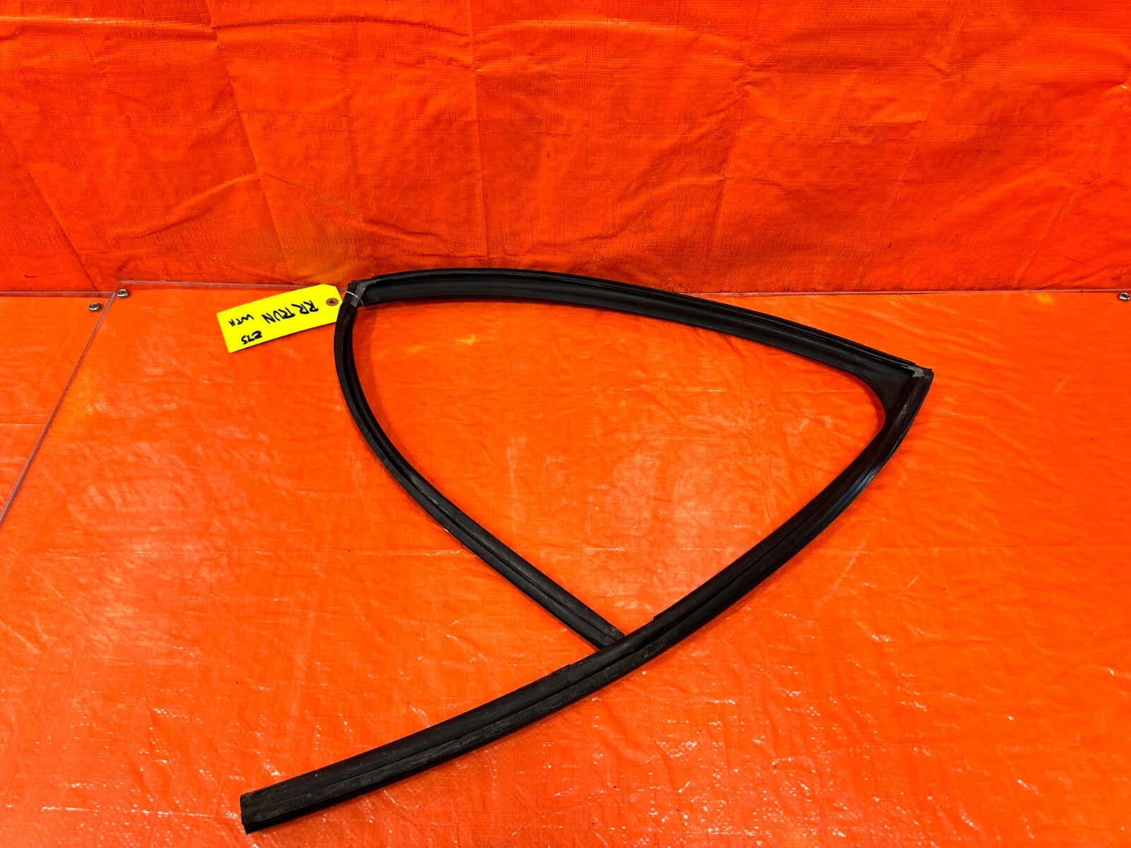 04 08 ACURA TSX   PASSENGER RIGHT REAR WINDOW GLASS RUN CHANNEL   OEM #2750