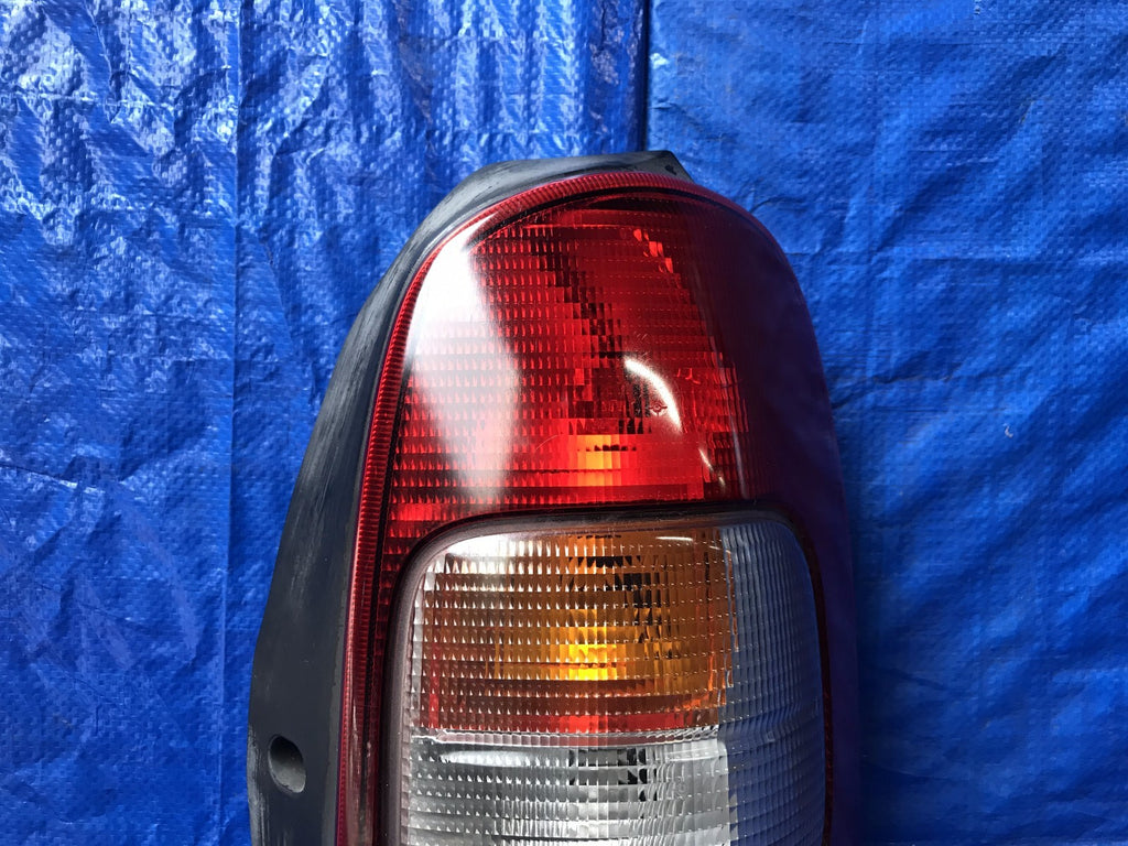 OEM 2000 2001 2002 2003 CHEVROLET SILHOUETTE PASSENGER RIGHT TAIL LIGHT 104066123