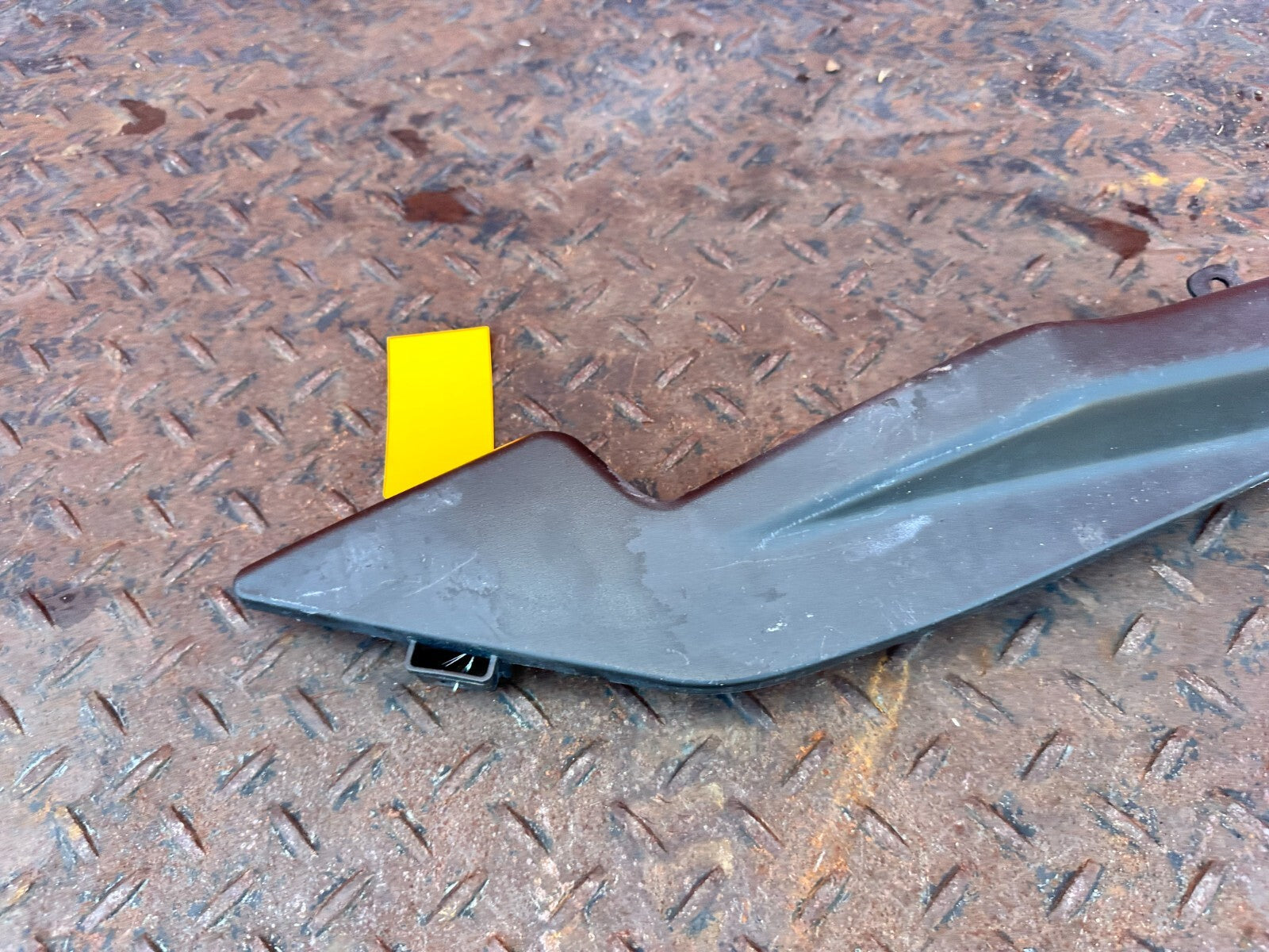 02 10 LEXUS SC430   ENGINE ROOM DRIVER SIDE COVER   53796 24010   OEM #2887