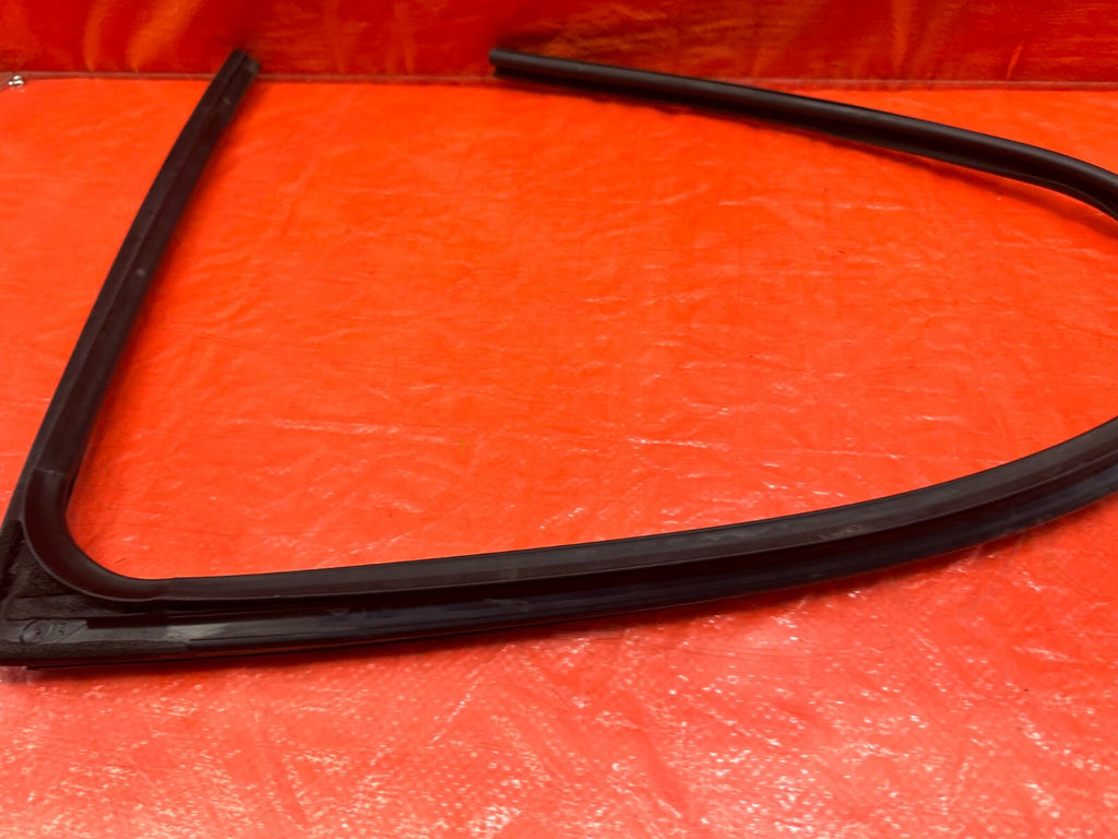 04 08 ACURA TSX   DRIVER LEFT REAR WINDOW GLASS RUN CHANNEL   OEM #20516