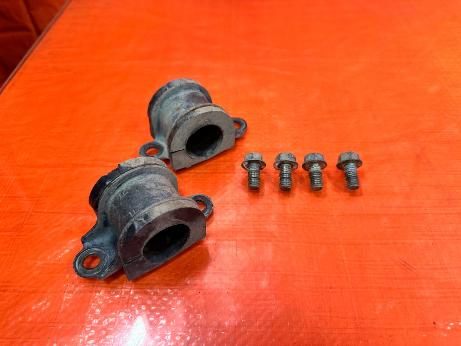 97 01 HONDA CR V CRV LEFT & RIGHT FRONT SWAY BAR BRACKETS W/ BUSHINGS OEM #3011