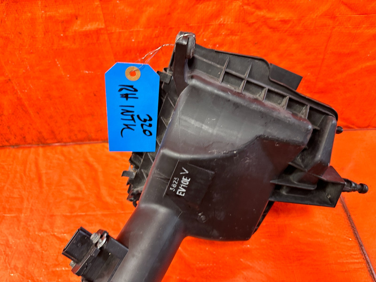 08 15 INFINITI G37 COUPE  RIGHT AIR FILTER HOUSING INTAKE BOX ARM   OEM #3204