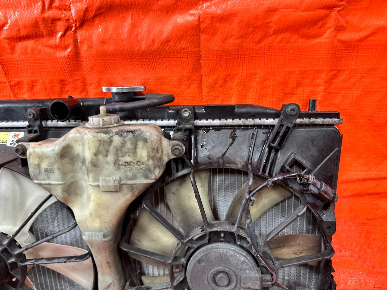04 05 ACURA TSX   AUTOMATIC RADIATOR WITH BOTH COOLING FANS AND TANK OEM #3226