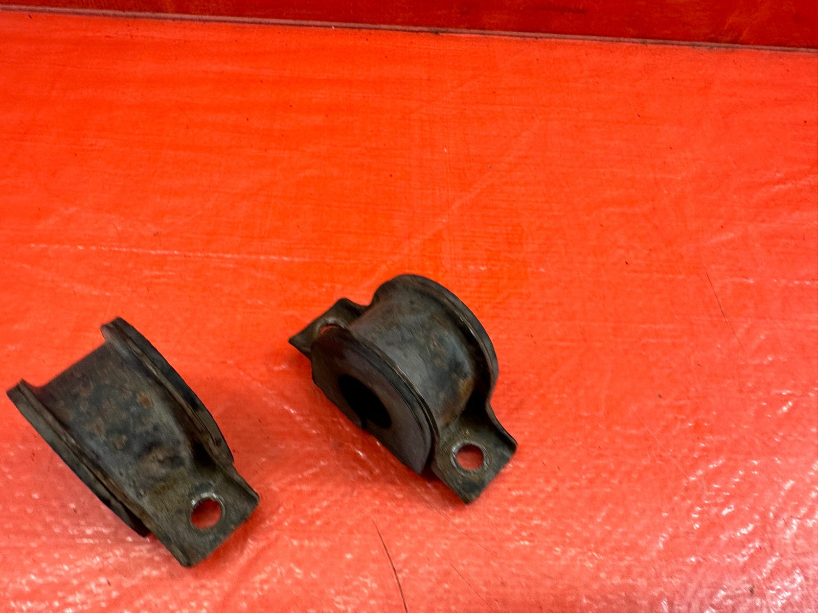 92 01 HONDA PRELUDE   LEFT & RIGHT   REAR SWAY BAR BRACKETS & BUSHINGS   OEM 2105