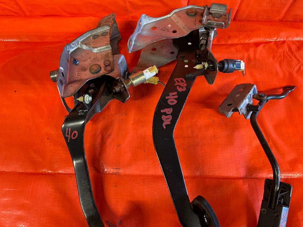 02 05 HONDA CIVIC SI 2.0 EP3   COMPLETE PEDAL SET GAS BRAKE CLUTCH PEDALS OEM   6