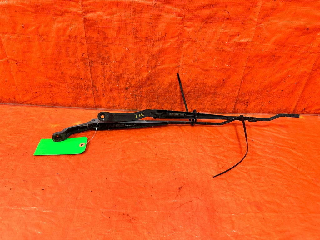 90 91 HONDA CIVIC HATCHBACK   LEFT & RIGHT WINDSHIELD WIPER ARMS   OEM 3172