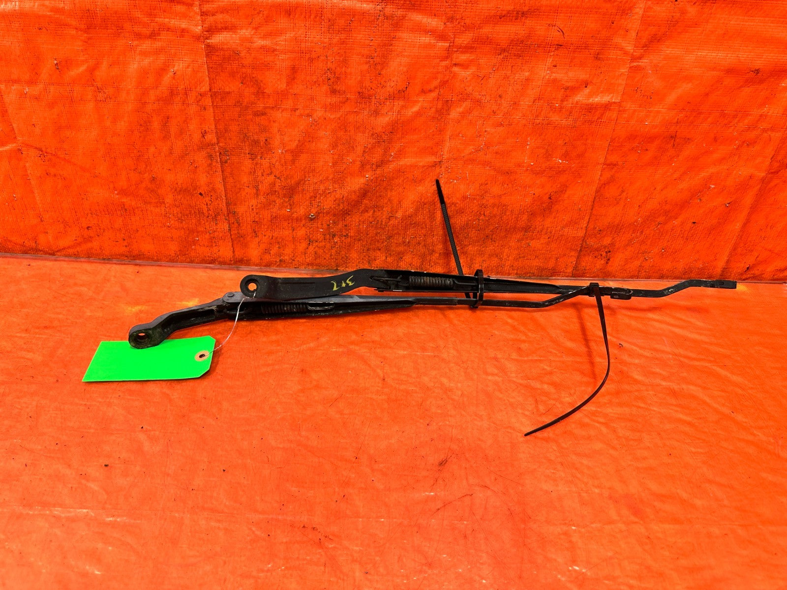 90 91 HONDA CIVIC HATCHBACK   LEFT & RIGHT WINDSHIELD WIPER ARMS   OEM 3172
