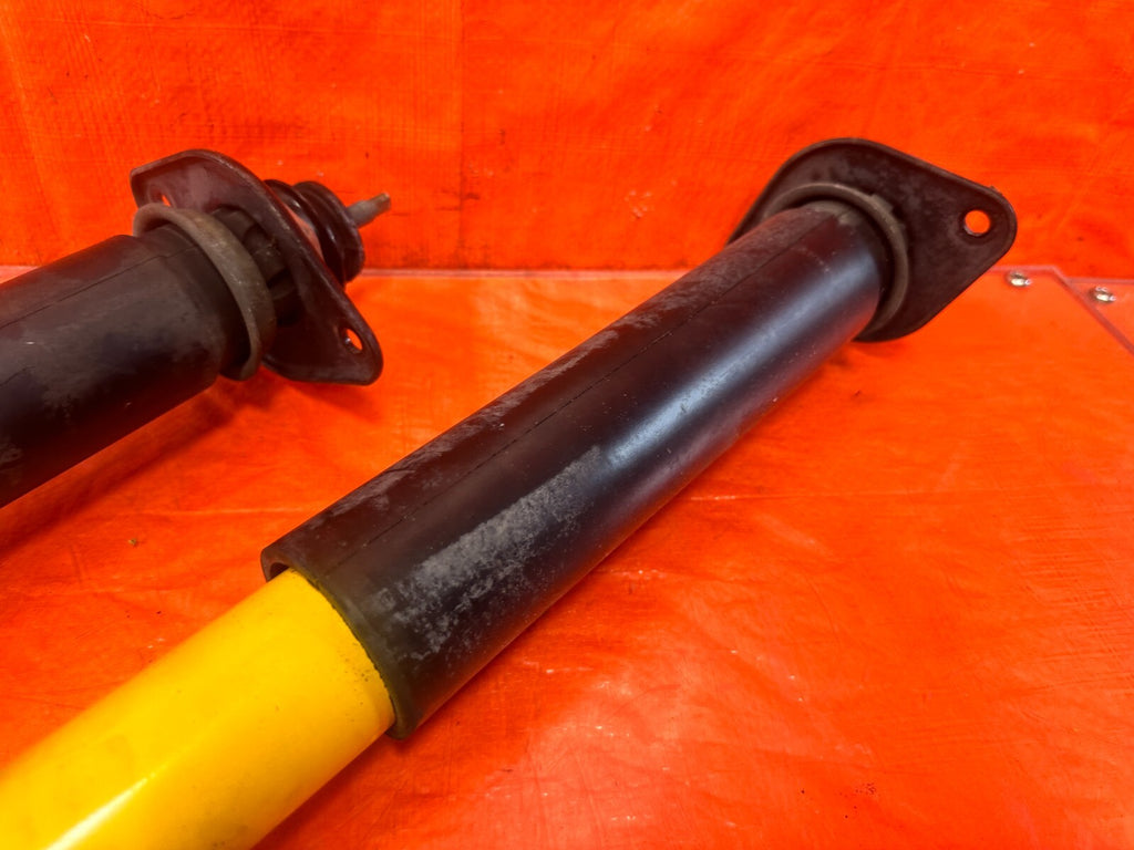 03 07 INFINITI G35 COUPE   W/ BREMBO MODEL   REAR SHOCK ABSORBERS LEFT AND RIGHT3