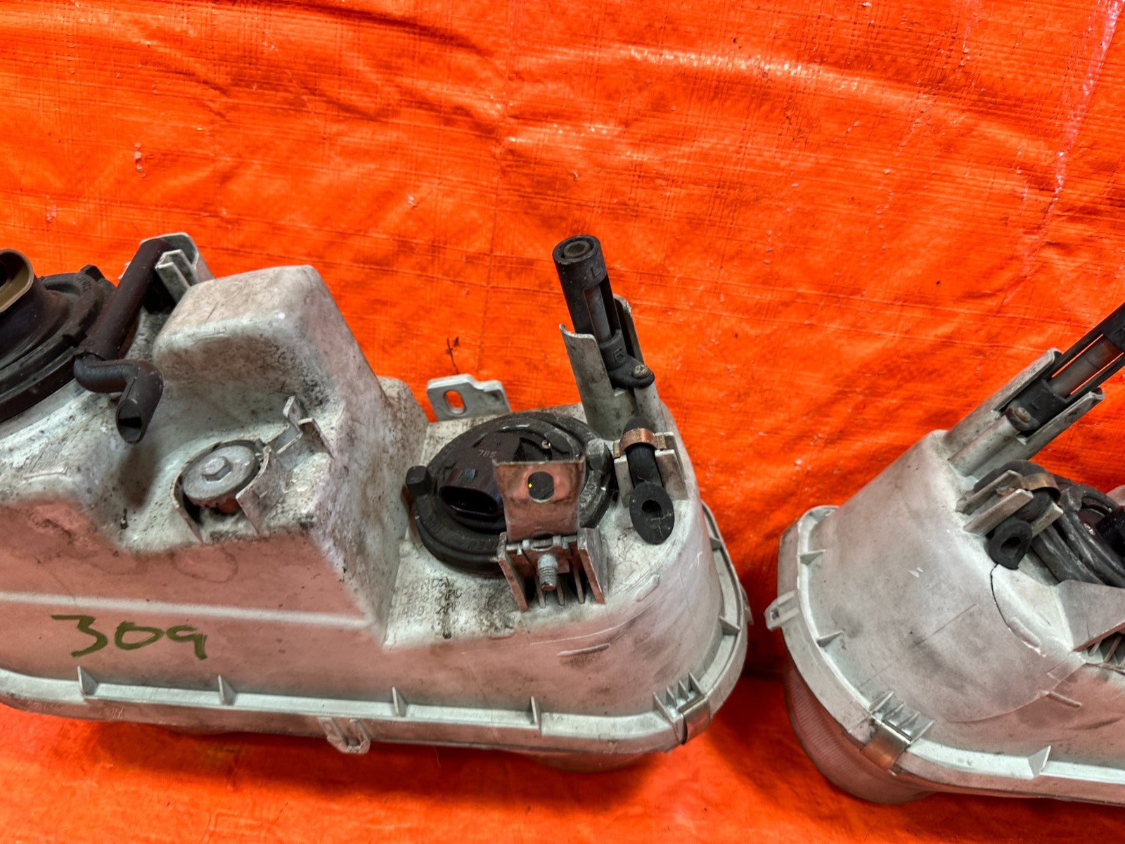 94 97 ACURA INTEGRA HEADLIGHTS HEADLAMPS   LEFT AND RIGHT HEADLIGHT SET OEM 30914