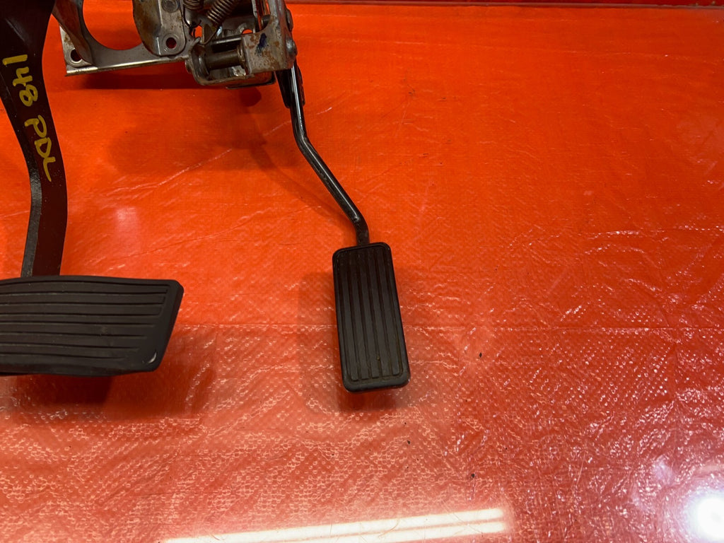 94 01 ACURA INTEGRA   AUTOMATIC TRANSMISSION MODEL   GAS AND BRAKE PEDAL OEM 1483