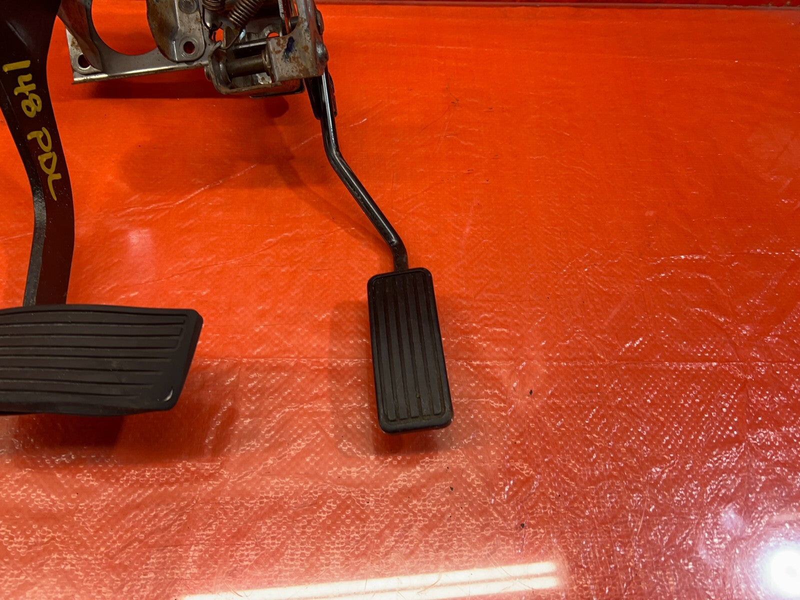 94 01 ACURA INTEGRA   AUTOMATIC TRANSMISSION MODEL   GAS AND BRAKE PEDAL OEM 1483
