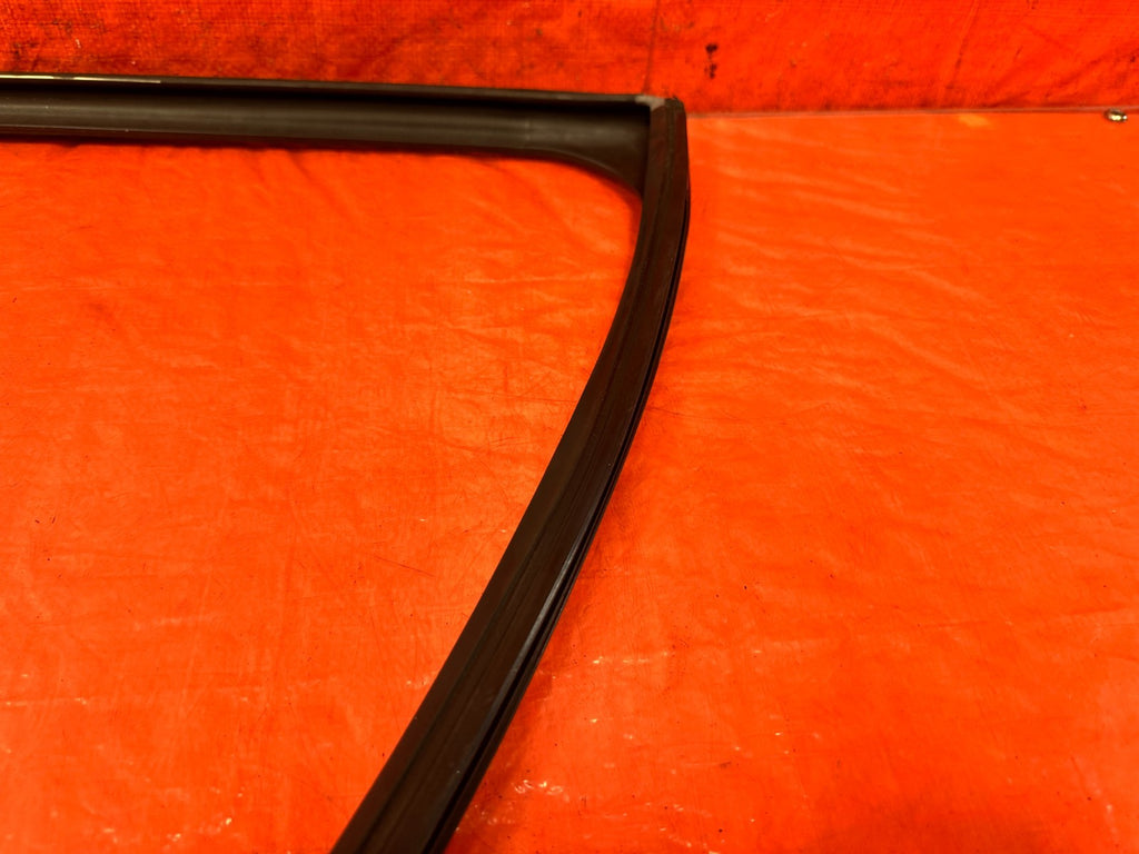 04 08 ACURA TSX   PASSENGER RIGHT REAR WINDOW GLASS RUN CHANNEL   OEM #3046