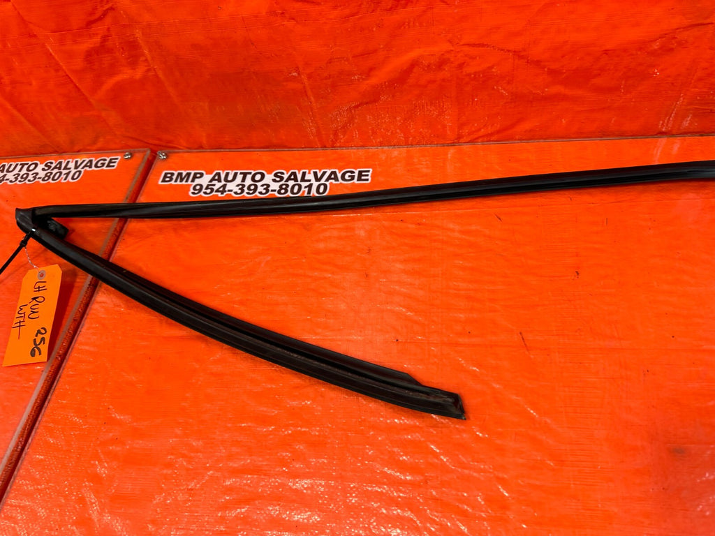 93 97 HONDA DEL SOL   DRIVER LEFT FRONT WINDOW GLASS RUN CHANNEL   OEM #2564