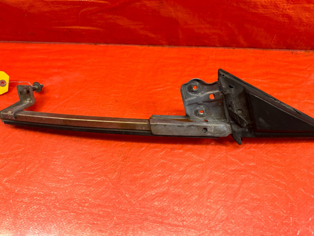 00 09 HONDA S2000   DRIVER LEFT   DOOR WINDOW GLASS PLACEMENT HOLDER OEM 2253