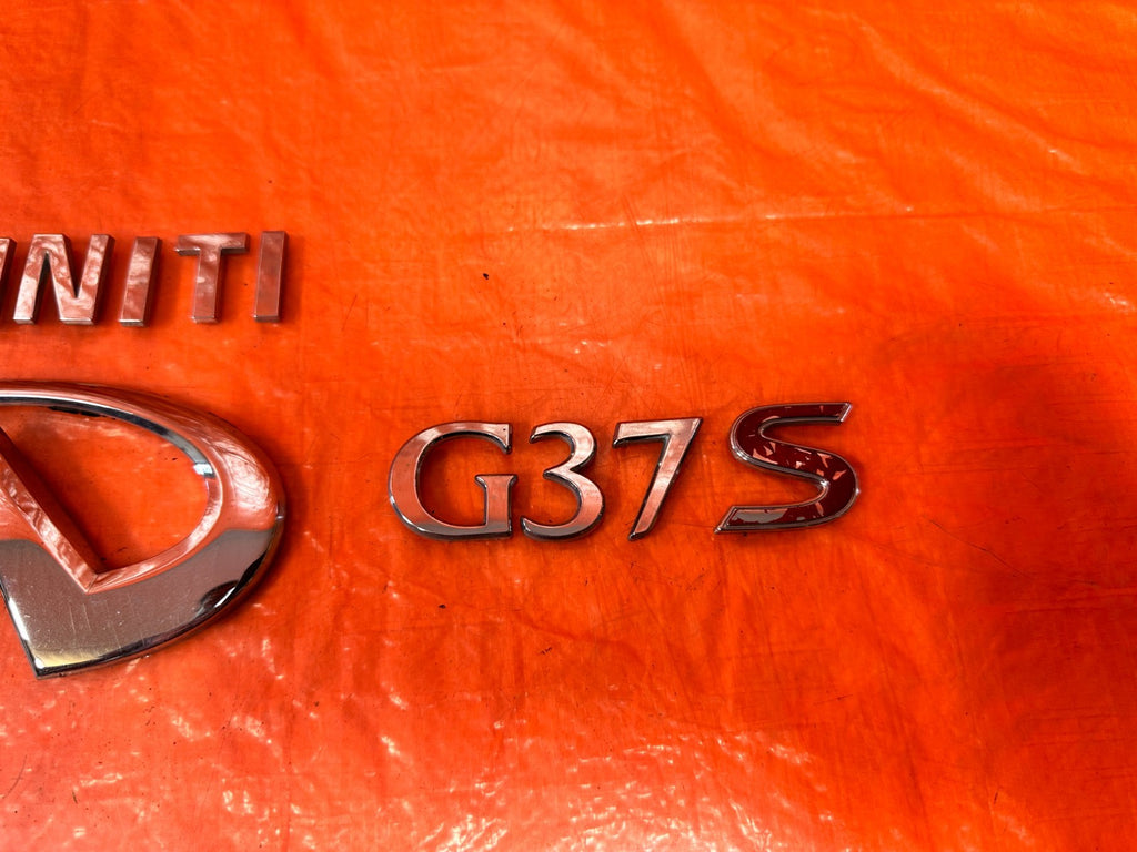 08 13 INFINITI G37 COUPE 2D   INFINITI G37 S & EMBLEM   TRUNK BADGE EMBLEM 3282