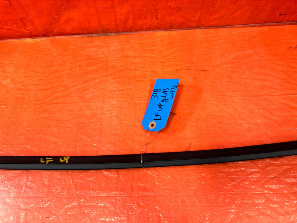 10 16 HYUNDAI GENESIS COUPE   LEFT UPPER DOOR MOUNTED WEATHER STRIP BY THE GLASS2