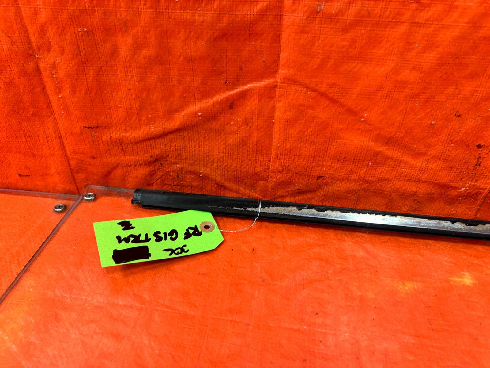 02 05 HONDA CIVIC SI EP3 HATCH   RIGHT FRONT EXTERIOR WINDOW GLASS TRIM OEM #3064