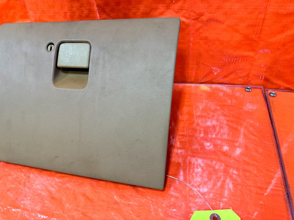 90 93 MAZDA MX 5 MIATA   GLOVE BOX ASSEMBLY   TAN BROWN COLOR   OEM #2677
