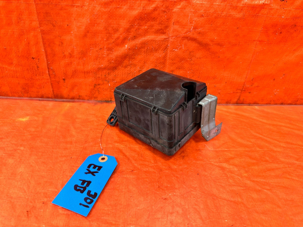 97 01 HONDA CR V CRV   EXTERIOR UNDER THE HOOD ENGINE BAY FUSE BOX PANEL OEM 3013