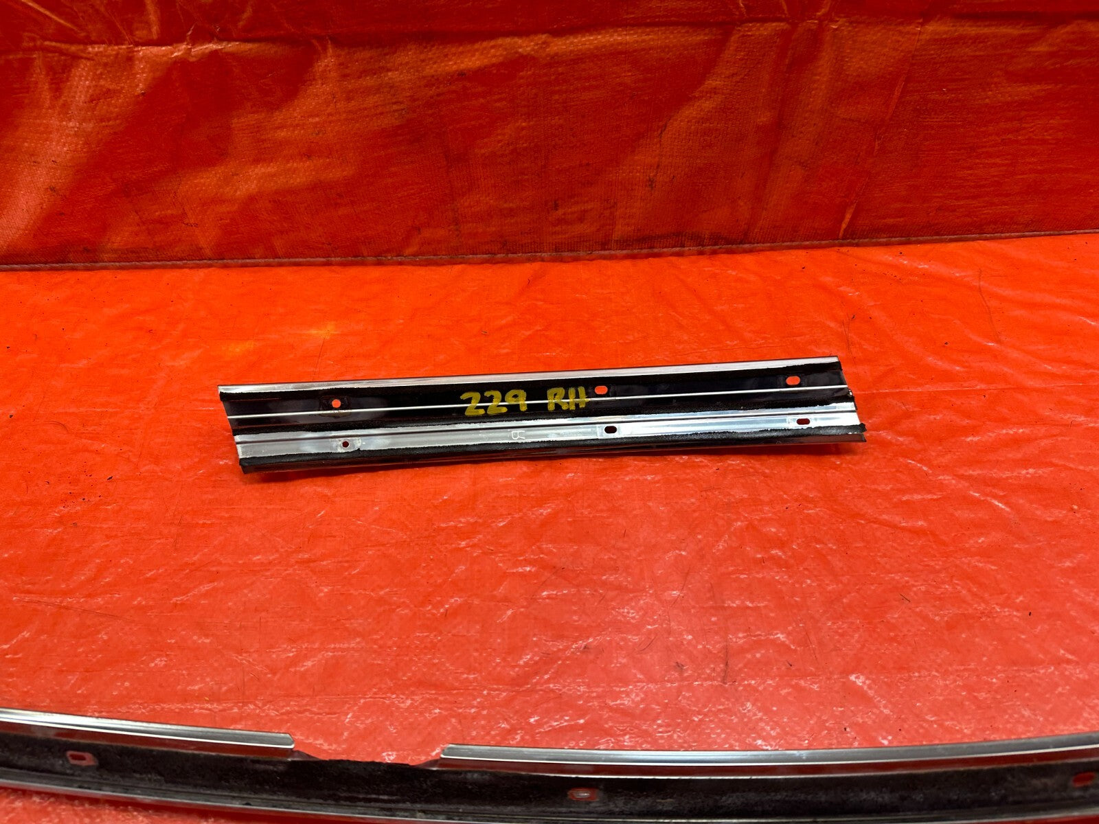 98 01 ACURA INTEGRA SEDAN   PASSENGER RIGHT GLASS TRIM DRIP AND RETAINER OEM 2298